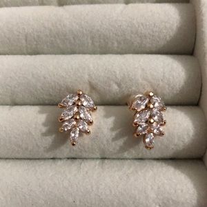 Leaf shaped ear stud